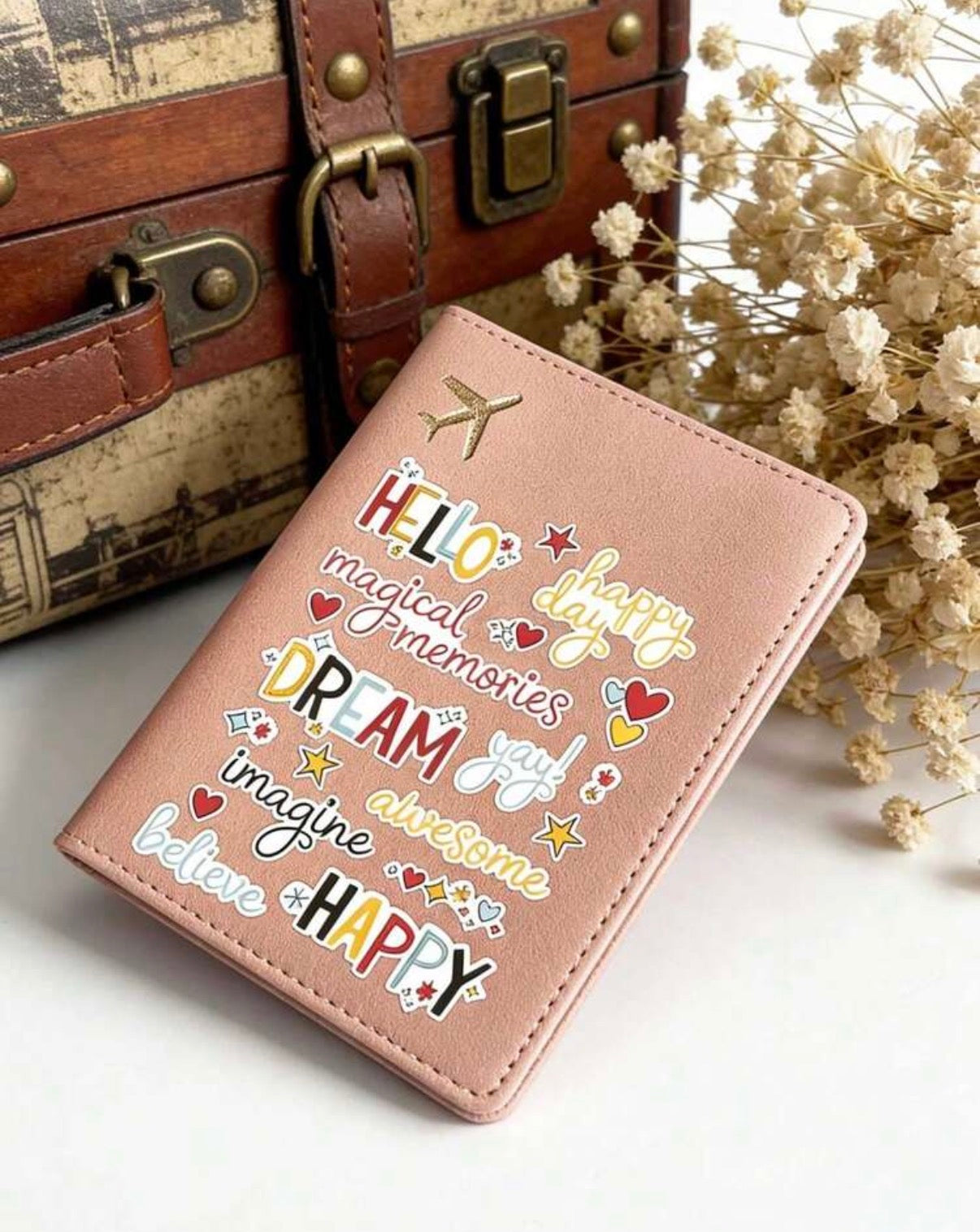 Portapasaporte con Diseño Motivacional Rosa · Para la mujer que viaja con intención — protege tu pasaporte y lleva contigo un recordatorio de por qué lo haces