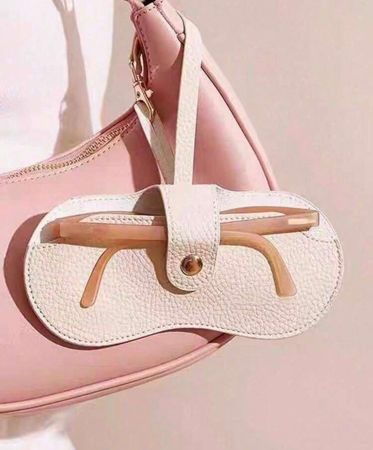 Estuche para Lentes en Eco-Cuero · Protege tus lentes con estilo, el accesorio que se ve tan bien como lo que guarda
